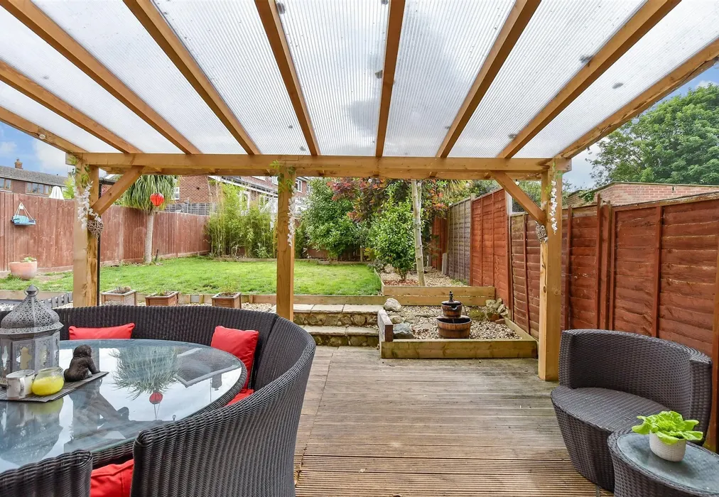 Rear Garden - Mount Avenue, Yalding, Kent - Wards of Kent