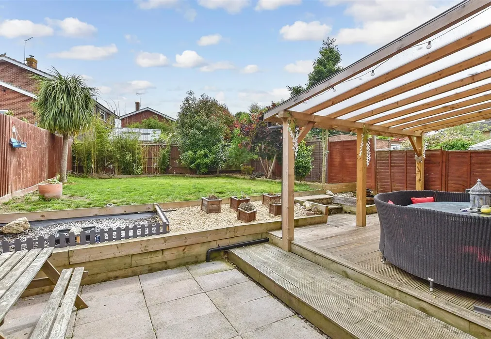 Rear Garden - Mount Avenue, Yalding, Kent - Wards of Kent