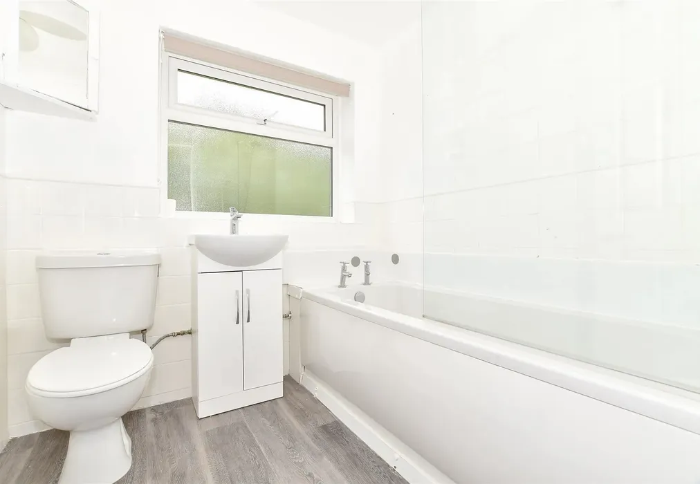 Bathroom - Bathurst Road, Staplehurst, Kent, Kent - Wards of Kent