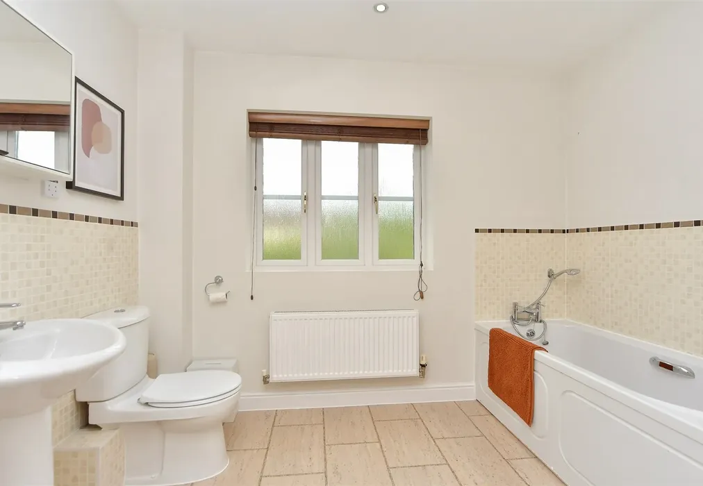 Family Bathroom - Rooks View, Bobbing, Sittingbourne, Kent - Wards of Kent