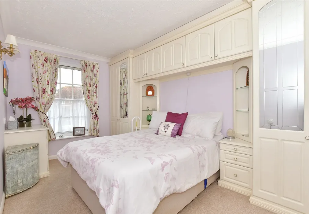 Bedroom 1 - The Causeway, Canterbury, Kent - Wards of Kent