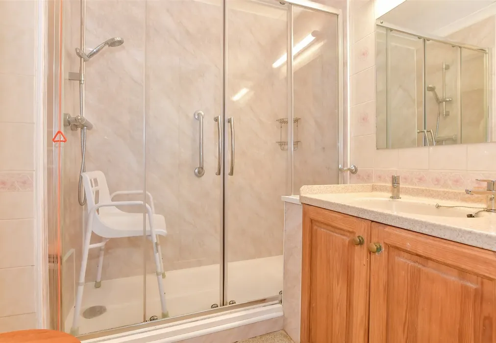 Shower Room - The Causeway, Canterbury, Kent - Wards of Kent