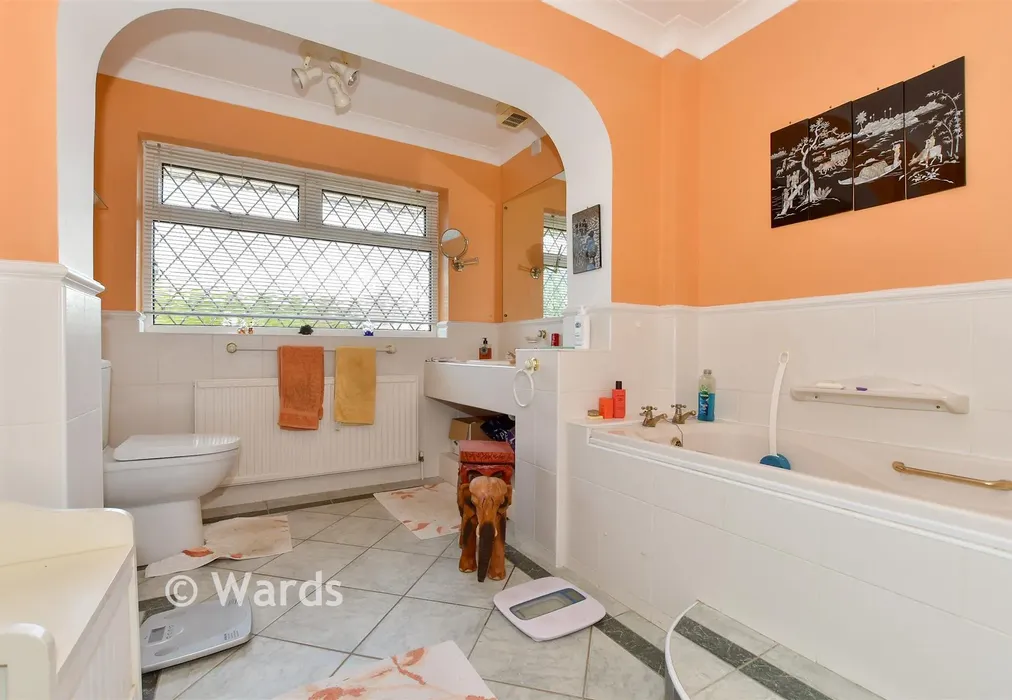Bathroom - Ashford Road, Canterbury, Kent - Wards of Kent