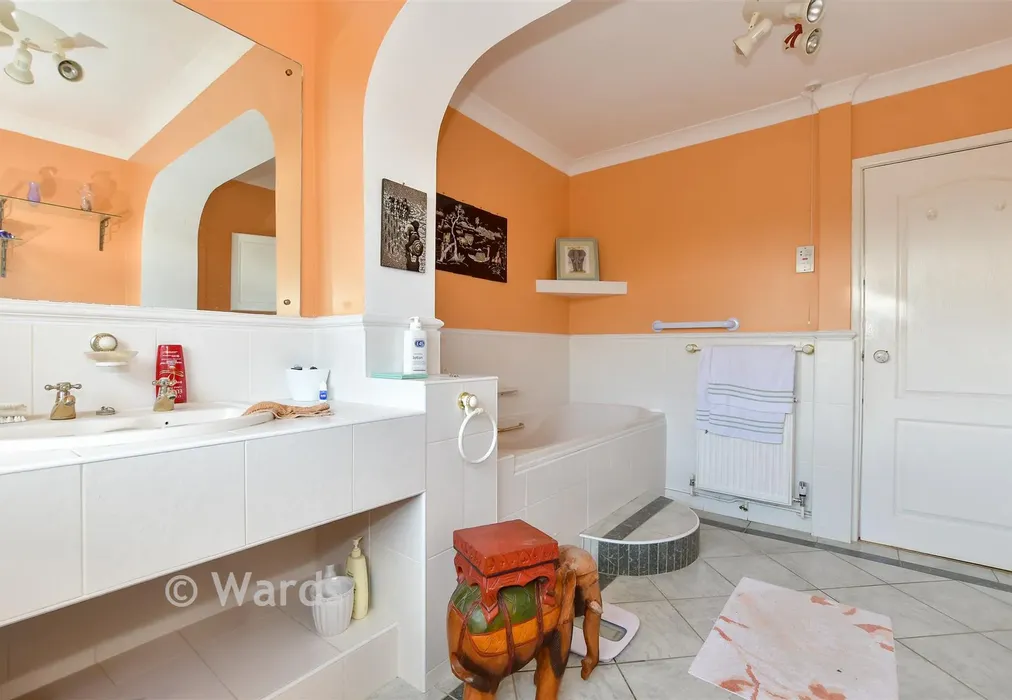Bathroom - Ashford Road, Canterbury, Kent - Wards of Kent