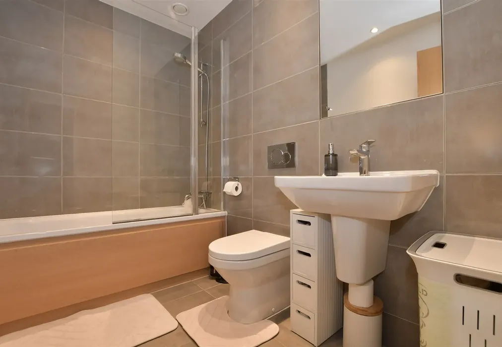 Bathroom - Ashfield Close, Holborough Lakes, Kent - Wards of Kent