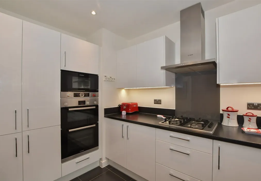 Kitchen - Ashfield Close, Holborough Lakes, Kent - Wards of Kent
