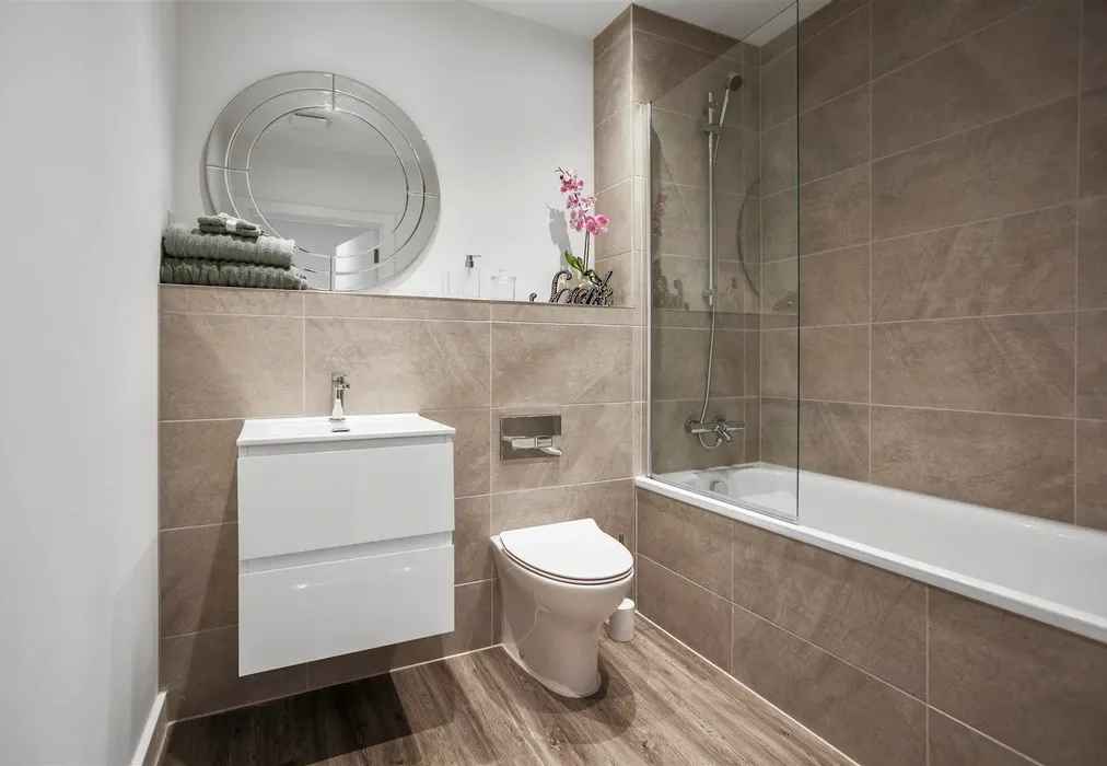 Bathroom - Albion Yard, Brook Road, Merstham, Redhill, Surrey - Wards of Kent