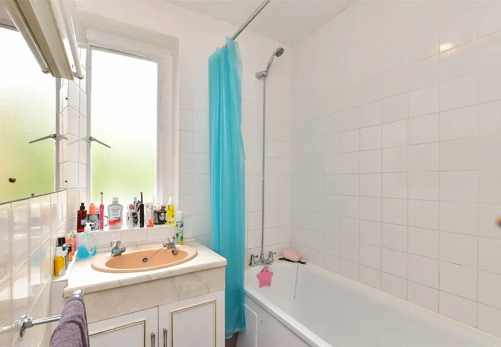 Bathroom - Furze Hill, Hove, Brighton & Hove - Wards of Kent