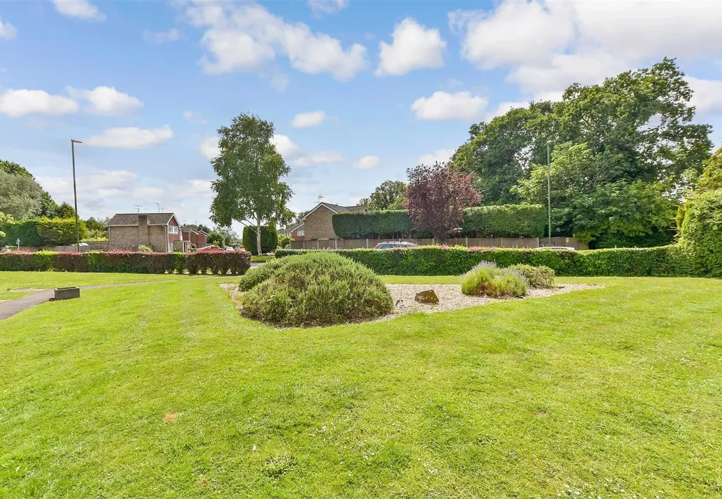 Communal Gardens - York Close, Horsham, West Sussex - Wards of Kent