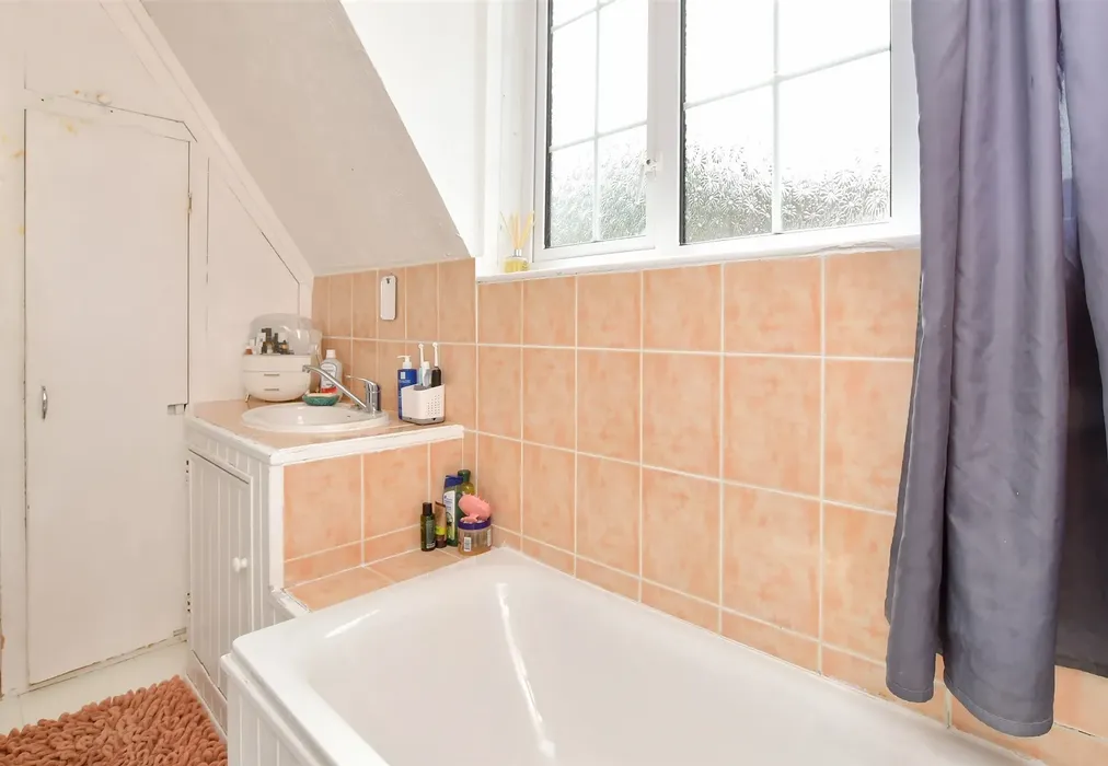 Bathroom - May Road, Brighton, East Sussex - Wards of Kent