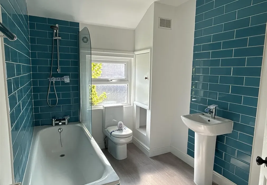 Bathroom - Cinder Footpath, Broadstairs, Kent - Wards of Kent