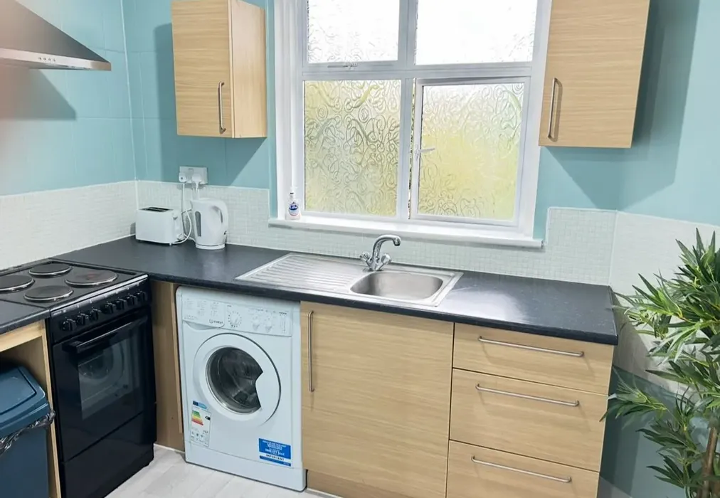 Annexe Kitchen - Pampisford Road, Purley, Surrey - Wards of Kent