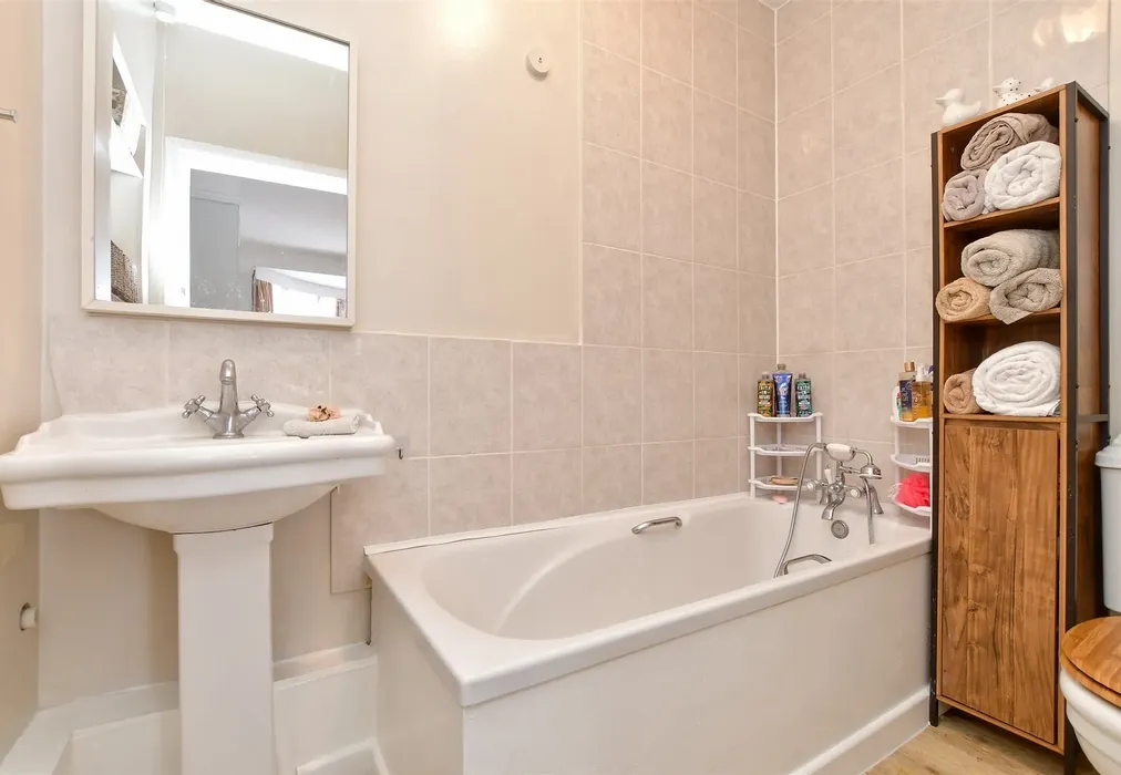 En-Suite Bathroom - Pampisford Road, Purley, Surrey - Wards of Kent