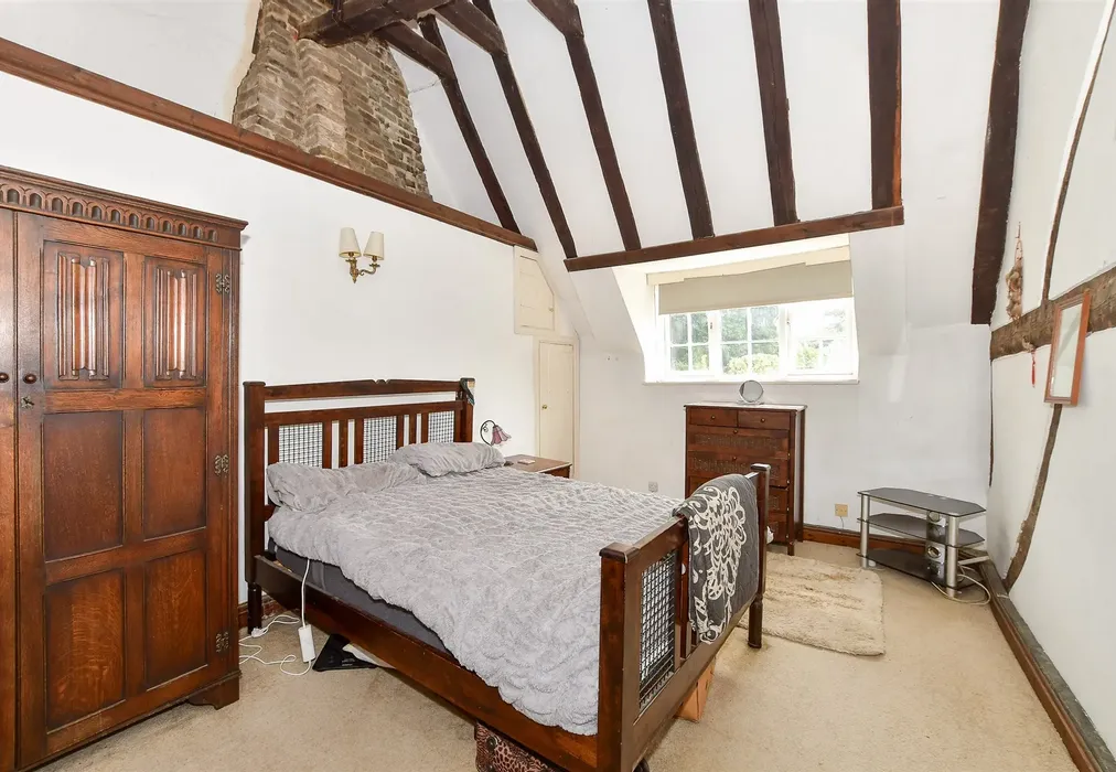 Bedroom 1 - Lower Street, Pulborough, West Sussex - Wards of Kent