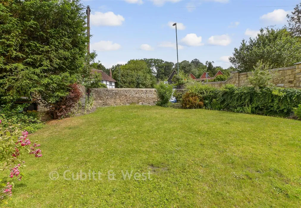 Front Garden - Lower Street, Pulborough, West Sussex - Wards of Kent
