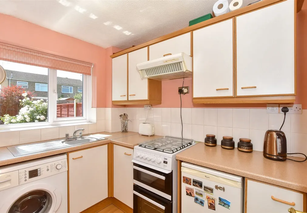 Kitchen - Holbourn Close, Herne Bay, Kent - Wards of Kent