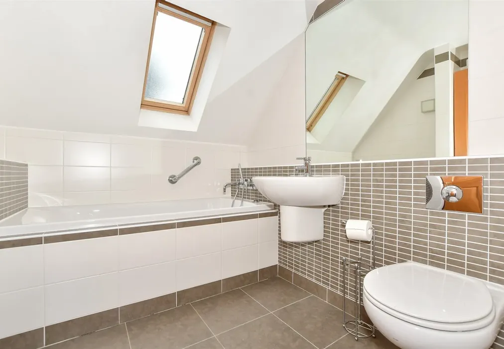 Bathroom - Chapel Mews, Chapel Street, Hythe, Kent - Wards of Kent