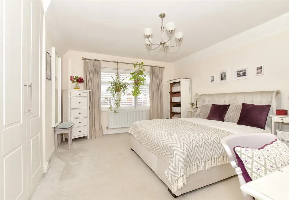 Bedroom 1 - Great Threads, Staplehurst, Kent - Wards of Kent