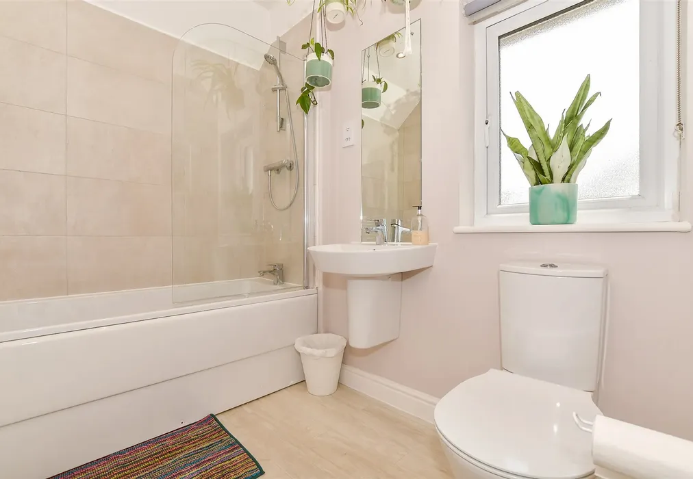 Bathroom - Great Threads, Staplehurst, Kent - Wards of Kent