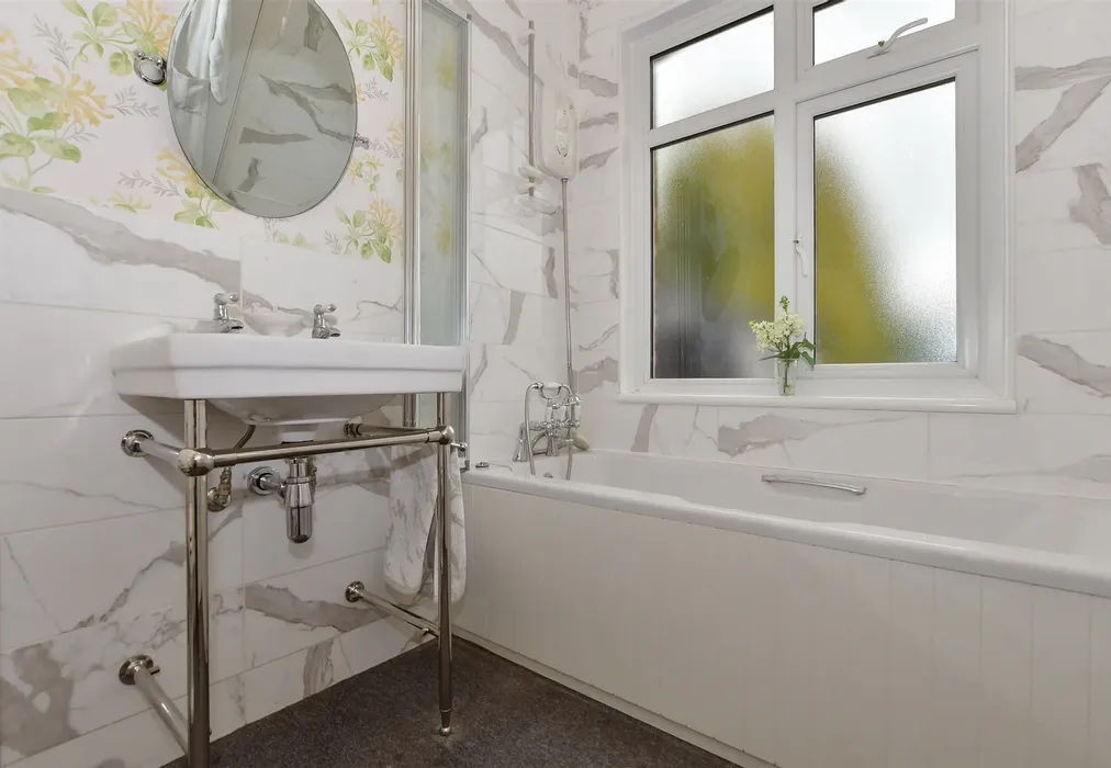 Bathroom - Sutton Road, Maidstone, Kent - Wards of Kent