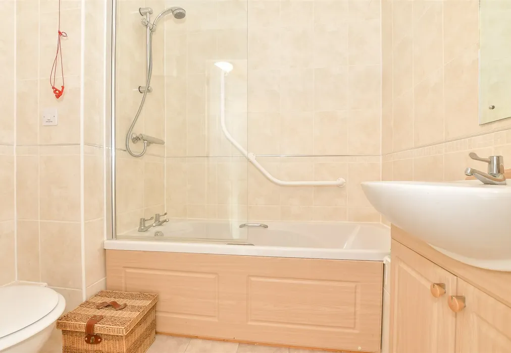 Bathroom - Medway Wharf Road, Tonbridge, Kent - Wards of Kent
