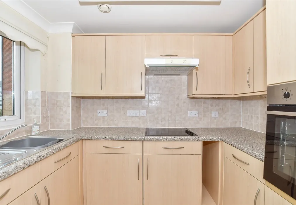 Kitchen - Medway Wharf Road, Tonbridge, Kent - Wards of Kent