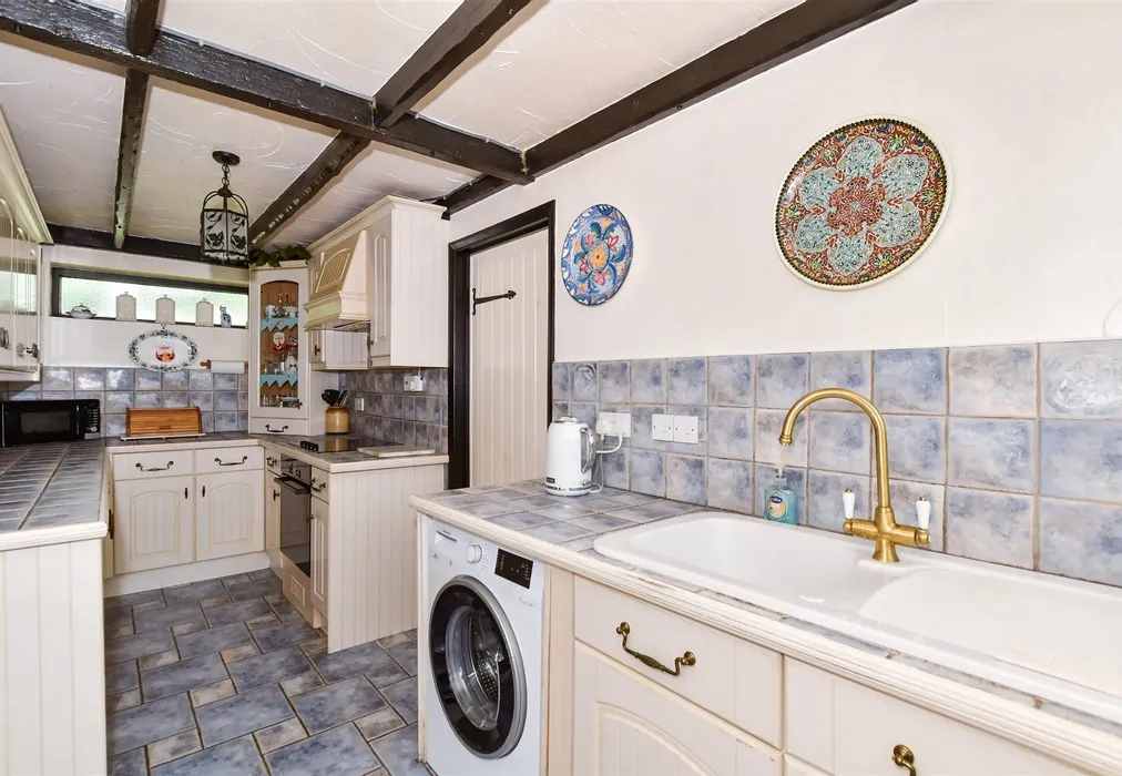 Kitchen - Amsbury Road, Hunton, Maidstone, Kent - Wards of Kent