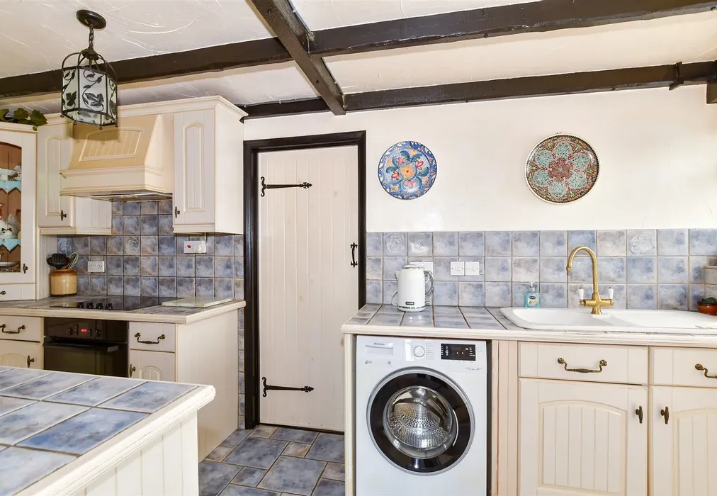 Kitchen - Amsbury Road, Hunton, Maidstone, Kent - Wards of Kent