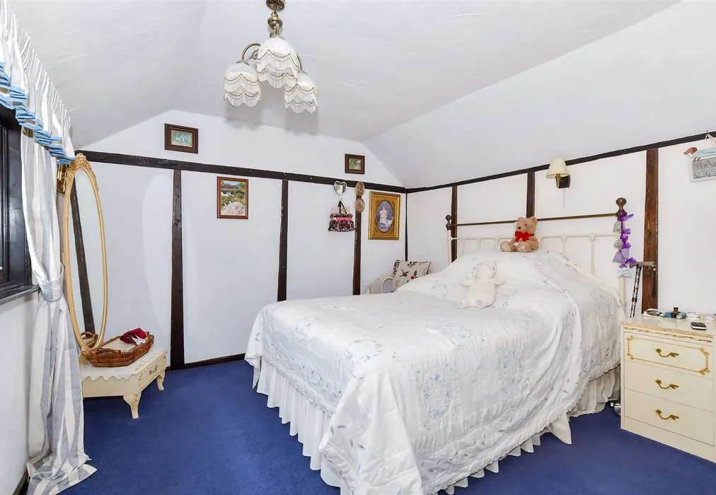 Bedroom 1 - Amsbury Road, Hunton, Maidstone, Kent - Wards of Kent