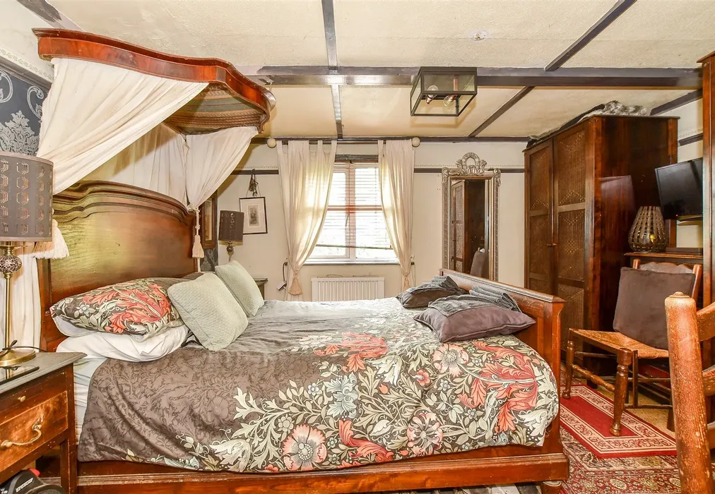 Bedroom 1 - Sheephurst Lane, Marden, Tonbridge, Kent - Wards of Kent