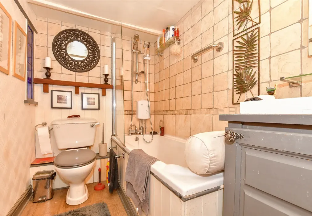 En-Suite - Sheephurst Lane, Marden, Tonbridge, Kent - Wards of Kent