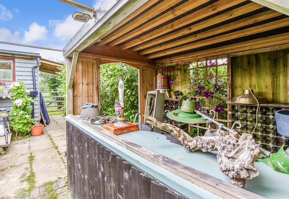 Workshop/Outbuildings - Sheephurst Lane, Marden, Tonbridge, Kent - Wards of Kent