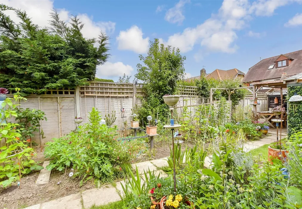 Rear Garden - Sheephurst Lane, Marden, Tonbridge, Kent - Wards of Kent