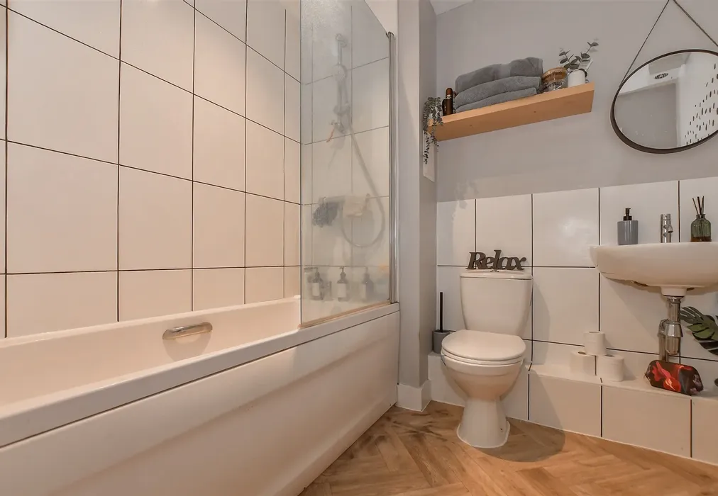 Bathroom - Sandling Lane, Penenden Heath, Maidstone, Kent - Wards of Kent