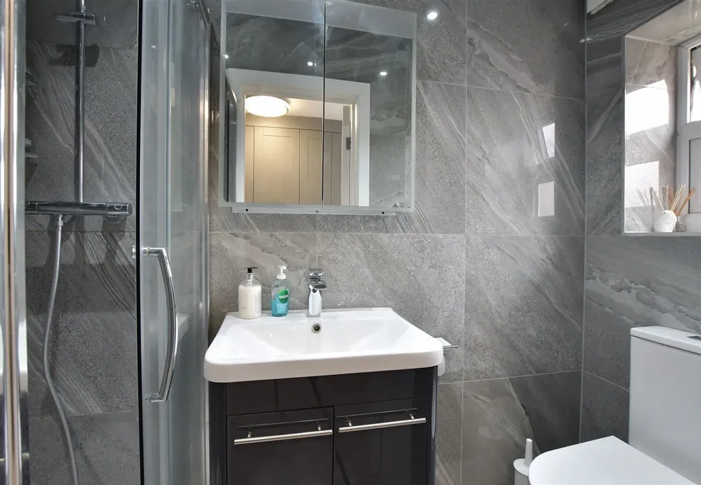 En-Suite - Chadwell Avenue, Romford, Essex - Wards of Kent