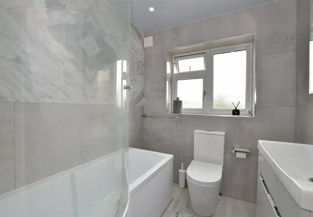 Bathroom - Chadwell Avenue, Romford, Essex - Wards of Kent