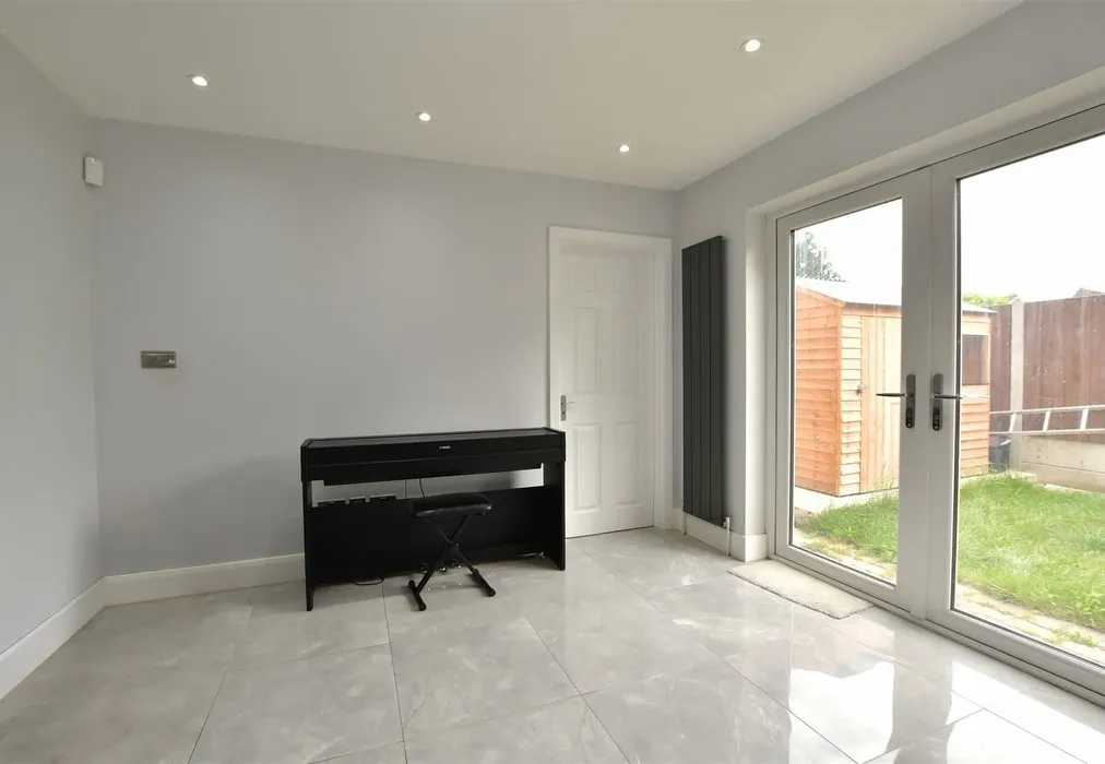 Kitchen/Breakfast Room - Chadwell Avenue, Romford, Essex - Wards of Kent