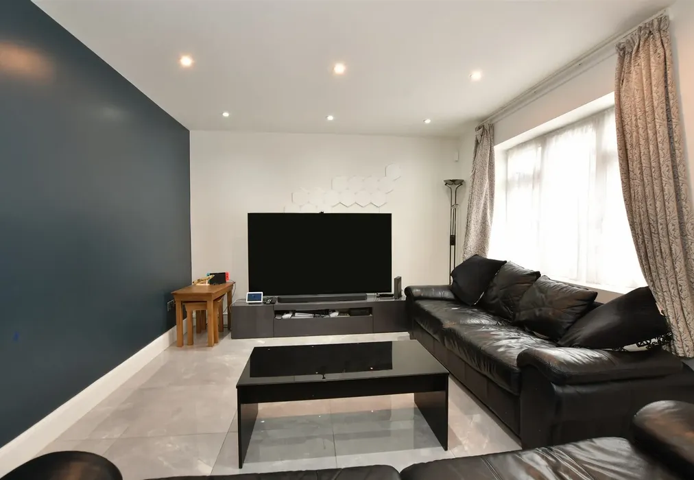 Lounge - Chadwell Avenue, Romford, Essex - Wards of Kent