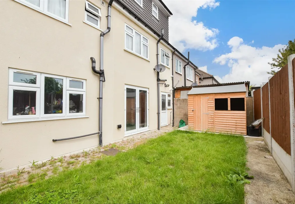 Rear Garden - Chadwell Avenue, Romford, Essex - Wards of Kent