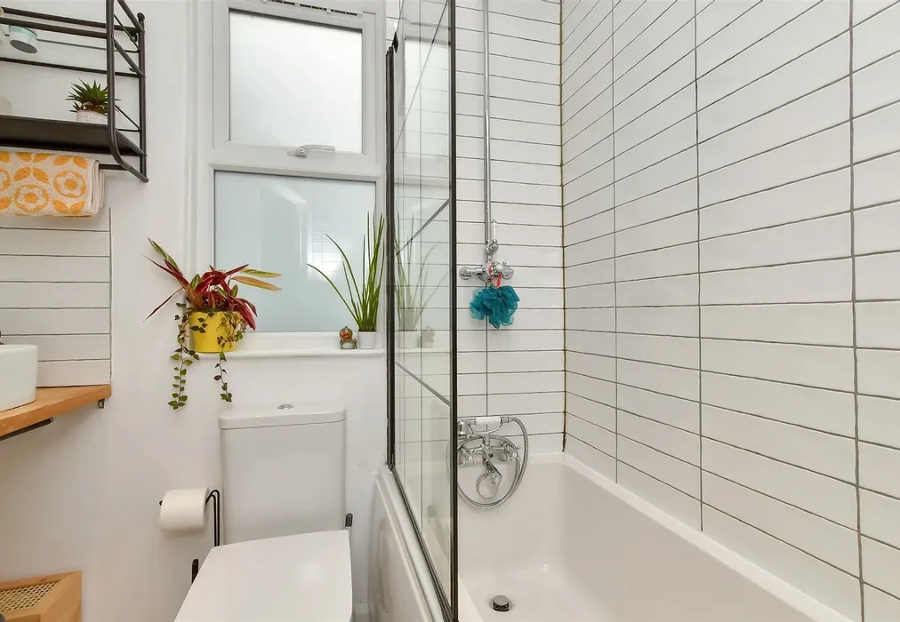 Bathroom - Bonchurch Road, Brighton, East Sussex - Wards of Kent