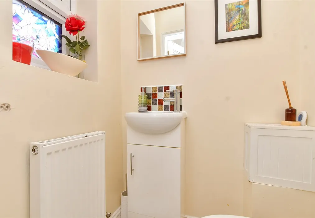 Cloakroom - Purley Oaks Road, South Croydon, Surrey - Wards of Kent