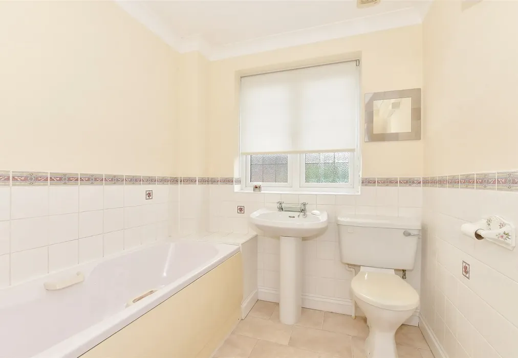 Bathroom - Manor Road, Deal, Kent - Wards of Kent
