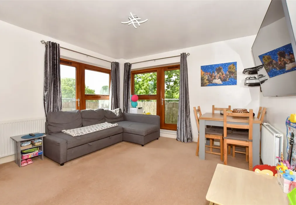 Lounge - Commonwealth Drive, Three Bridges, Crawley, West Sussex - Wards of Kent