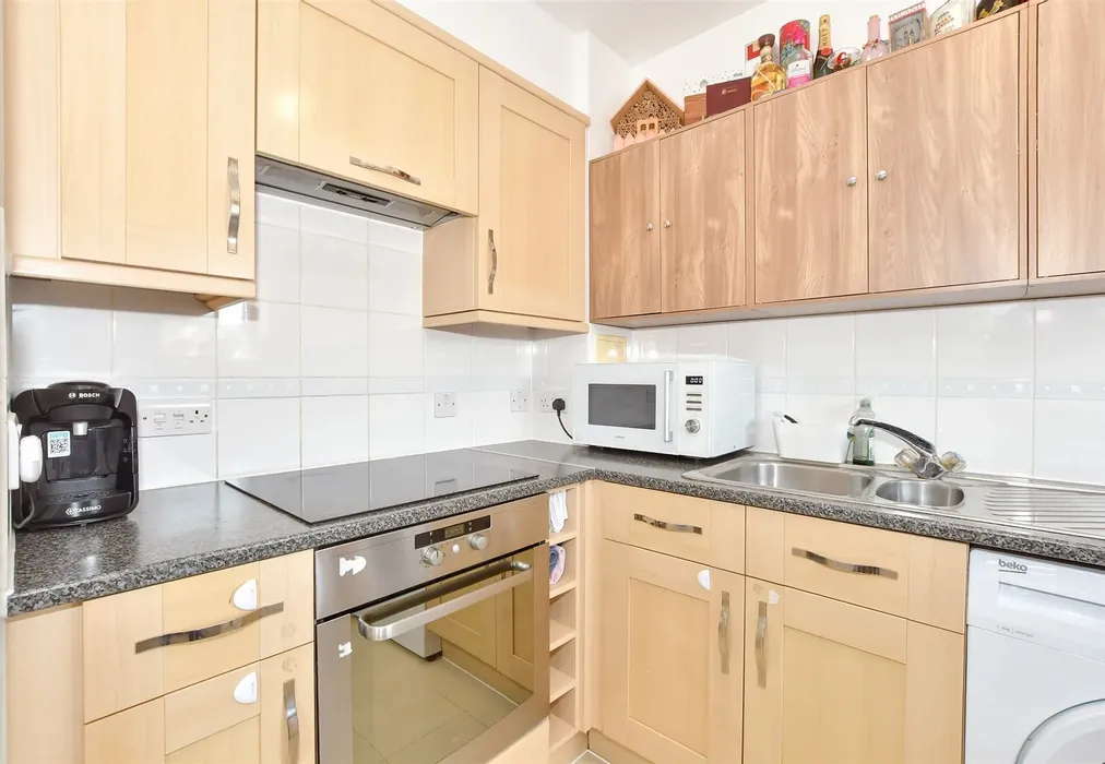 Kitchen - Commonwealth Drive, Three Bridges, Crawley, West Sussex - Wards of Kent