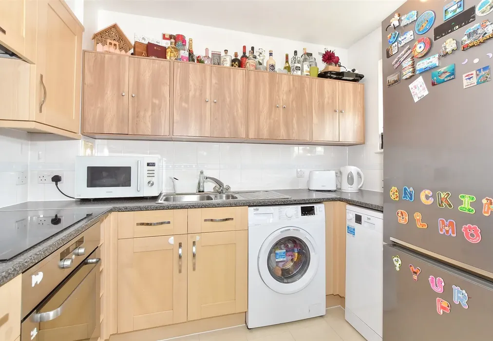 Kitchen - Commonwealth Drive, Three Bridges, Crawley, West Sussex - Wards of Kent