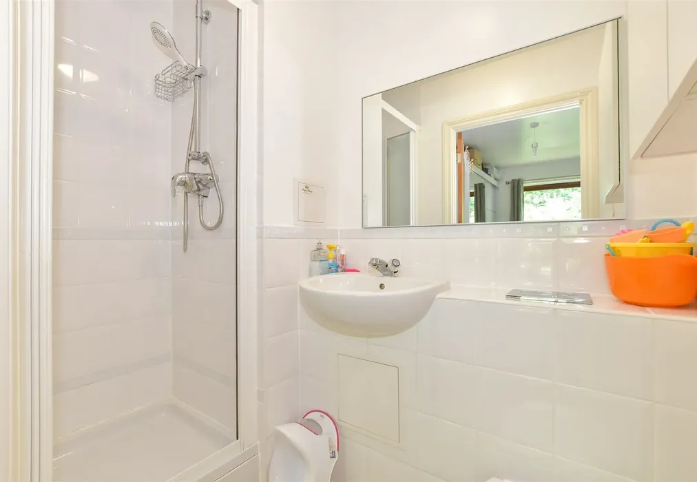 En-Suite Shower Room - Commonwealth Drive, Three Bridges, Crawley, West Sussex - Wards of Kent