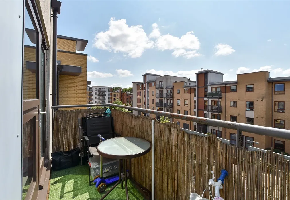 Balcony - Commonwealth Drive, Three Bridges, Crawley, West Sussex - Wards of Kent