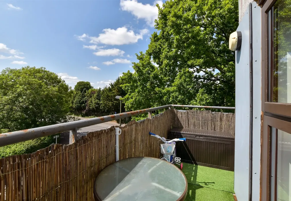 Balcony - Commonwealth Drive, Three Bridges, Crawley, West Sussex - Wards of Kent