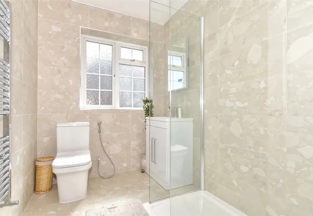 Bathroom - Stangate Road, Strood, Rochester, Kent - Wards of Kent