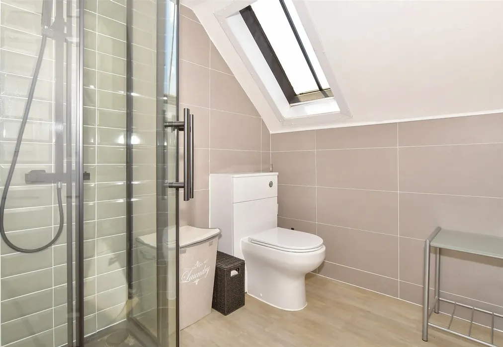 En-Suite Shower Room - Stangate Road, Strood, Rochester, Kent - Wards of Kent